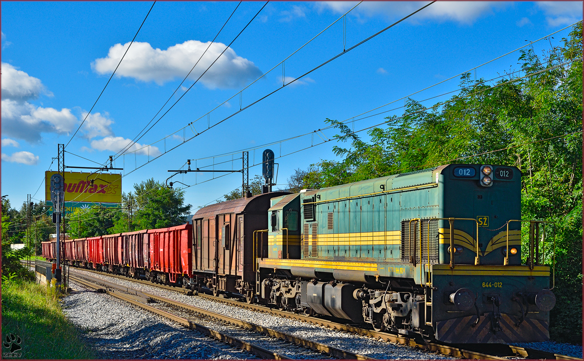 SŽ 644-012 zieht Güterzug durch Maribor-Tabor Richtung Studenci BF. /23.9.2014