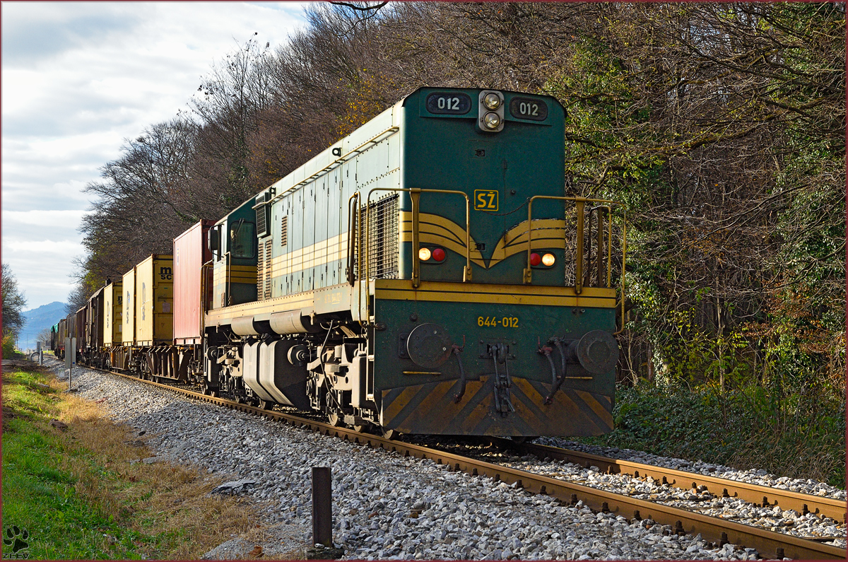 SŽ 644-012 zieht Güterzug durch Maribor-Studenci Richtung Tezno VBF. /19.11.2014