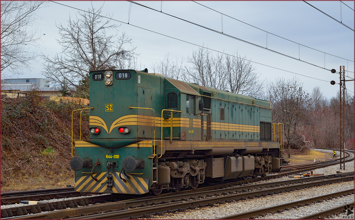 SŽ 644-018 fährt als Lokzug durch Maribor-Tabor Richtung Studenci Bahnhof. /27.12.2013