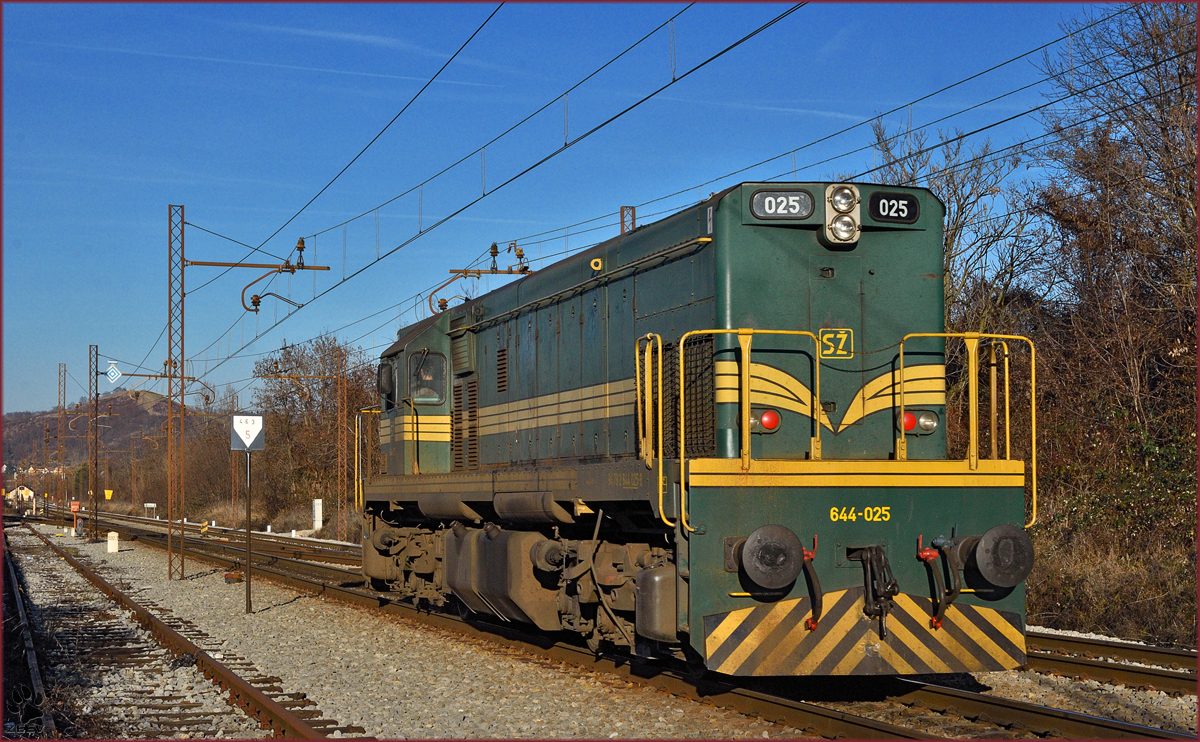 SŽ 644-025 fährt als Lokzug durch Maribor-Tabor Richtung Studenci. /28.12.2015