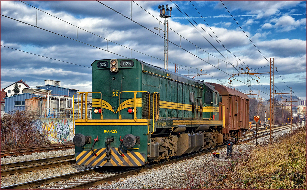SŽ 644-025 zieht Güterwagon durch Maribor-Tabor Richtung Tezno VBF. /4.1.2017