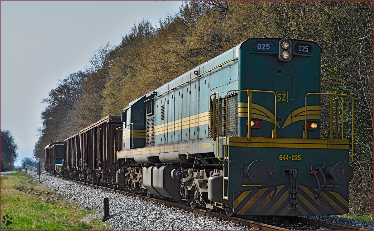 SŽ 644-025 zieht Güterzug durch Studenci Richtung Tezno VBF. /21.3.2016