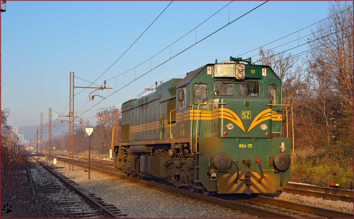 SŽ 664-102 fährt als Lokzug durch Maribor-Tabor Richtung Studenci Bahnhof. /16.12.2013