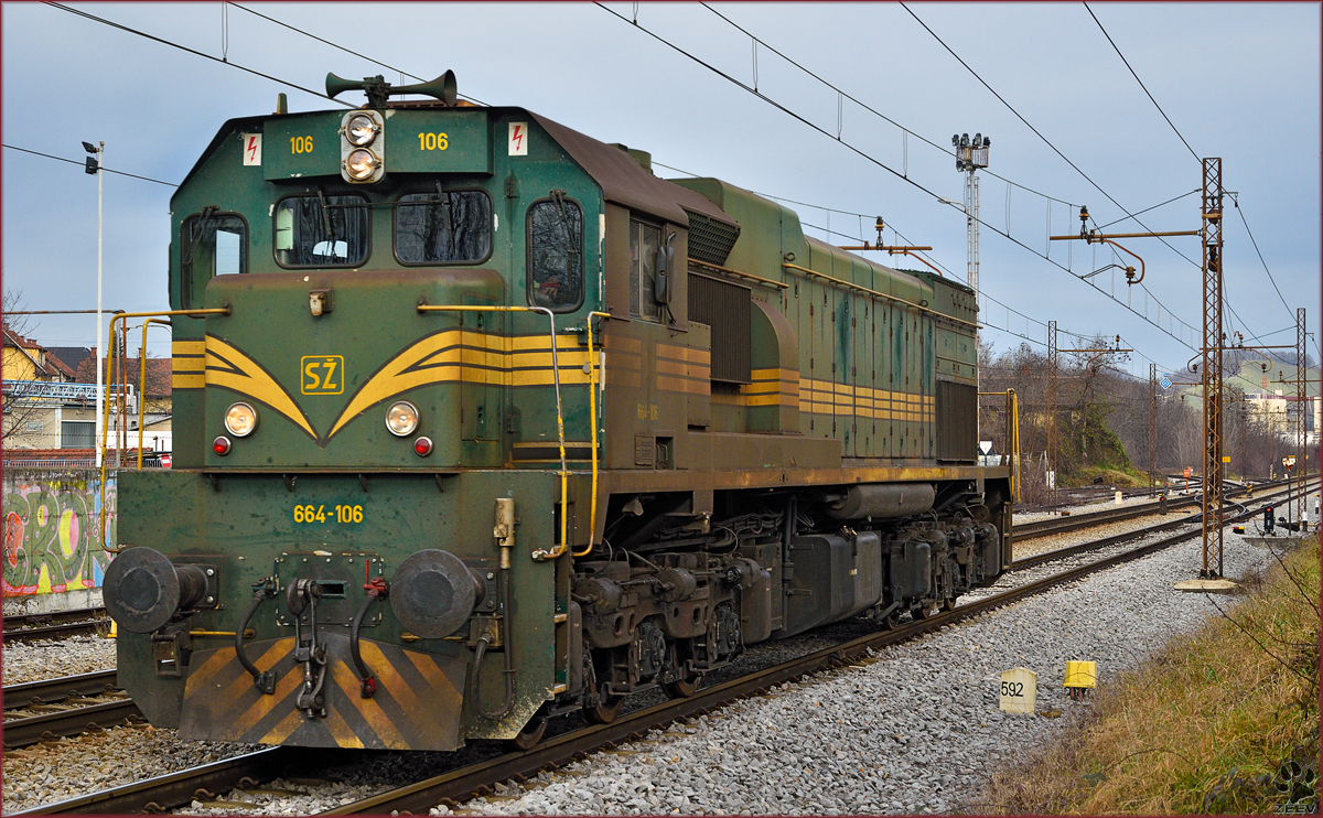 SŽ 664-106 fährt als Lokzug durch Maribor-Tabor Richtung Tezno VBF. /15.12.2014