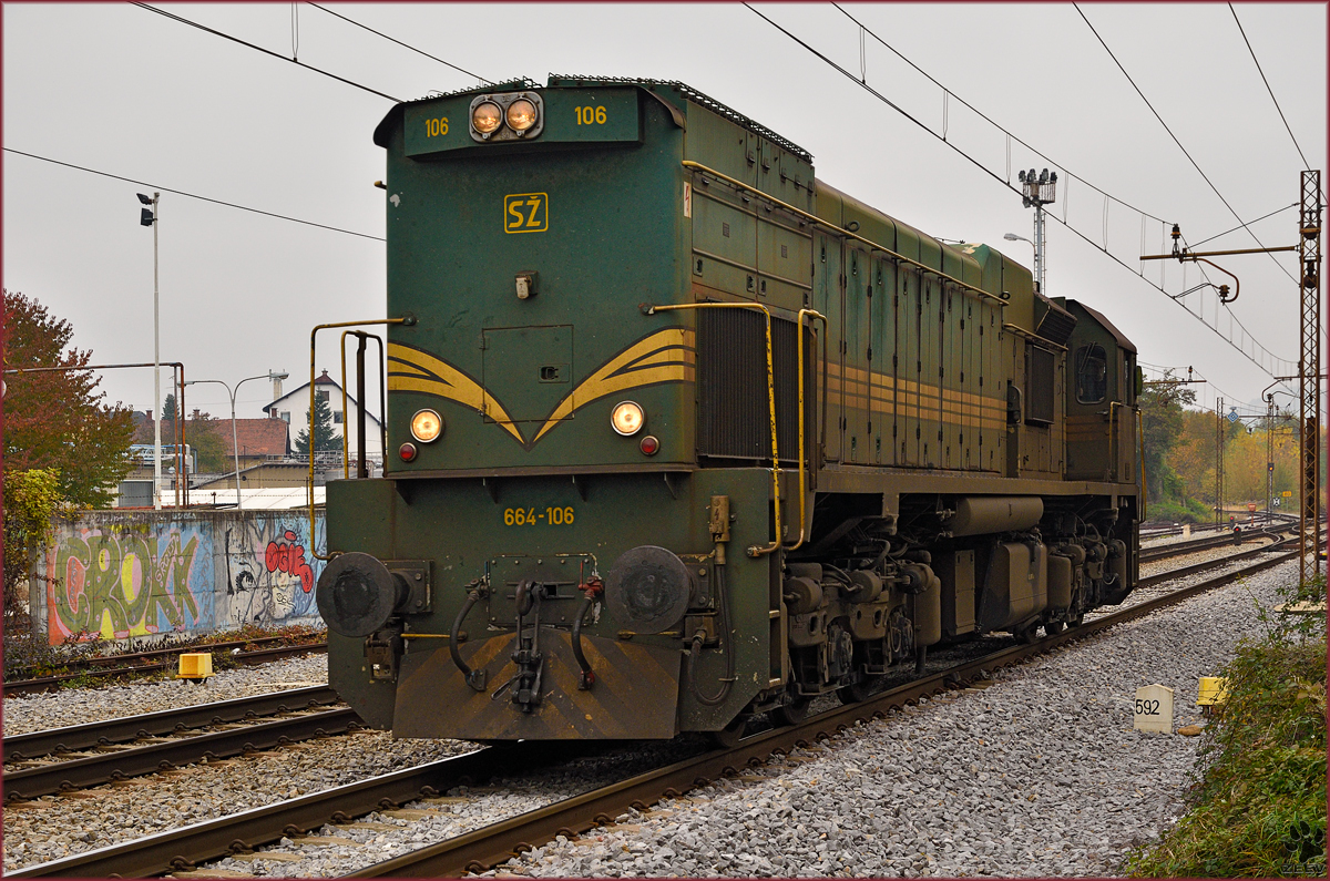 SŽ 664-106 fährt als Lokzug durch Maribor-Tabor Richtung Tezno VBF. /27.10.2015