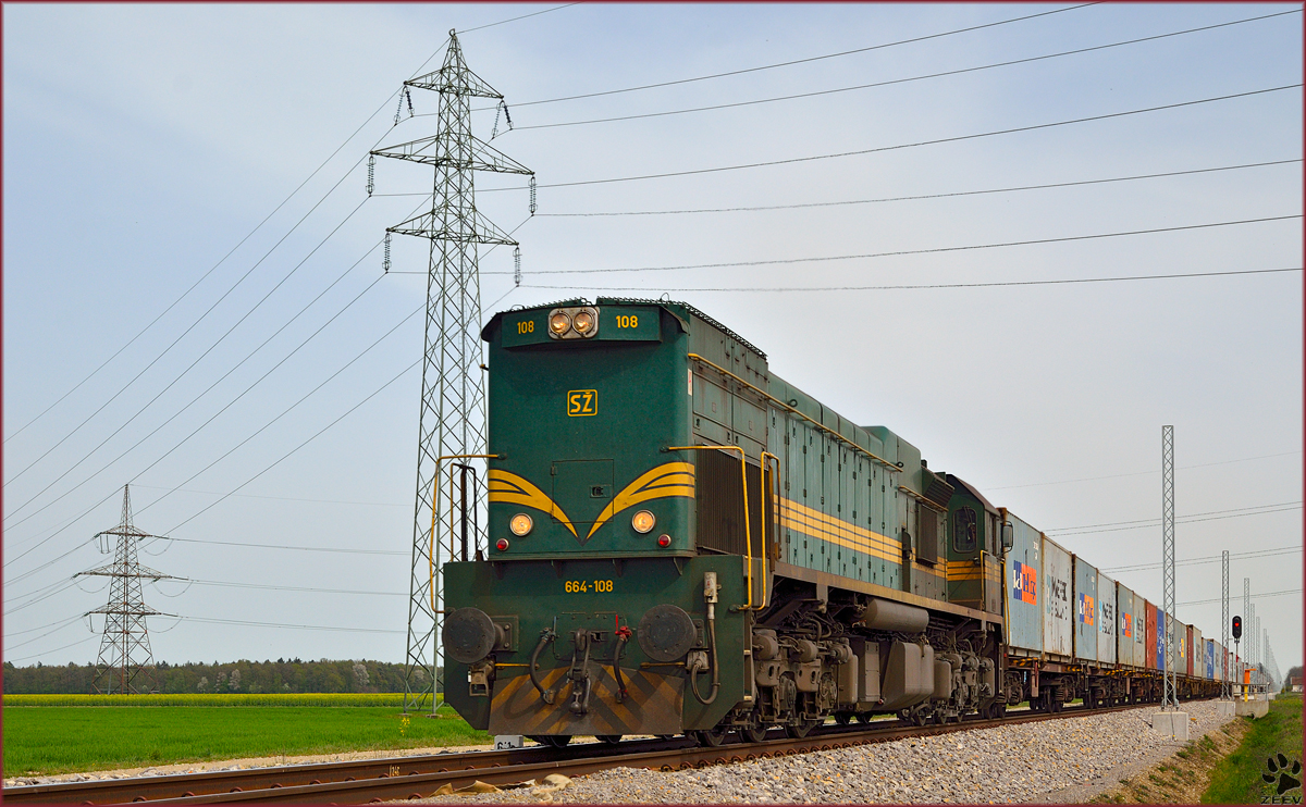 SŽ 664-108 zieht Containerzug durch Cirkovce Richtung Koper Hafen. /4.4.2014