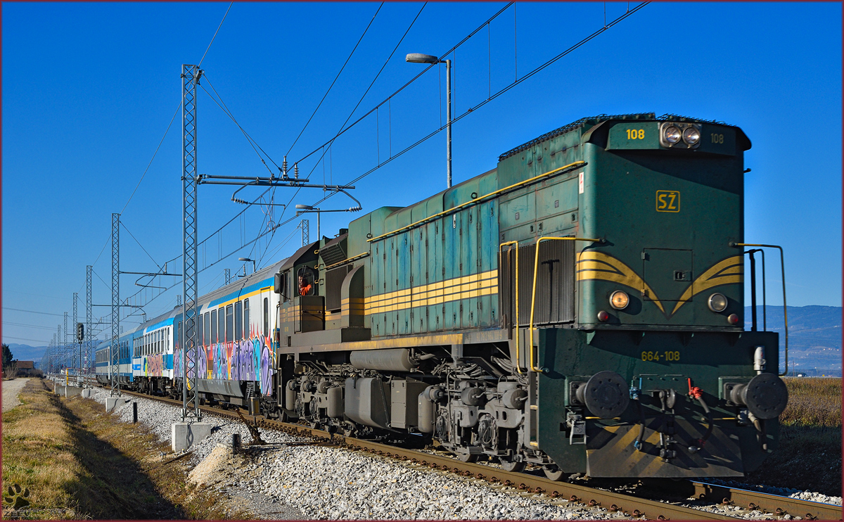 SŽ 664-108 zieht MV247 'Citadella' durch Cirkovce-Polje Richtung Budapest. /23.12.2015