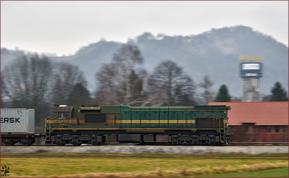 SŽ 664-109 zieht Güterzug durch Limbuš Richtung Tezno VBF. /20.1.2015