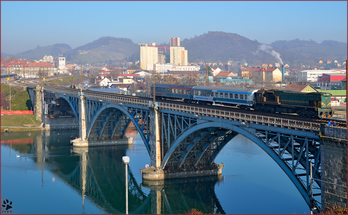SŽ 664-109 zieht MV247 'Citadella' über Draubrücke Richtung Budapest. Seit gestern fährt die Citadella, nach einem Jahr Pause, wieder jeden Tag zwischen Maribor und Budapest. /16.12.2013