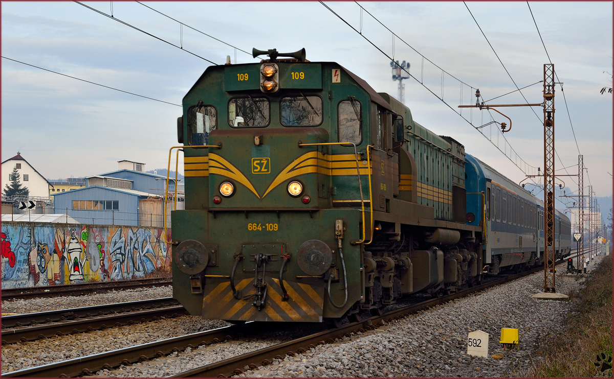 SŽ 664-109 zieht MV247 'Citadella' durch Maribor-Tabor Richtung Budapest. /20.12.2013