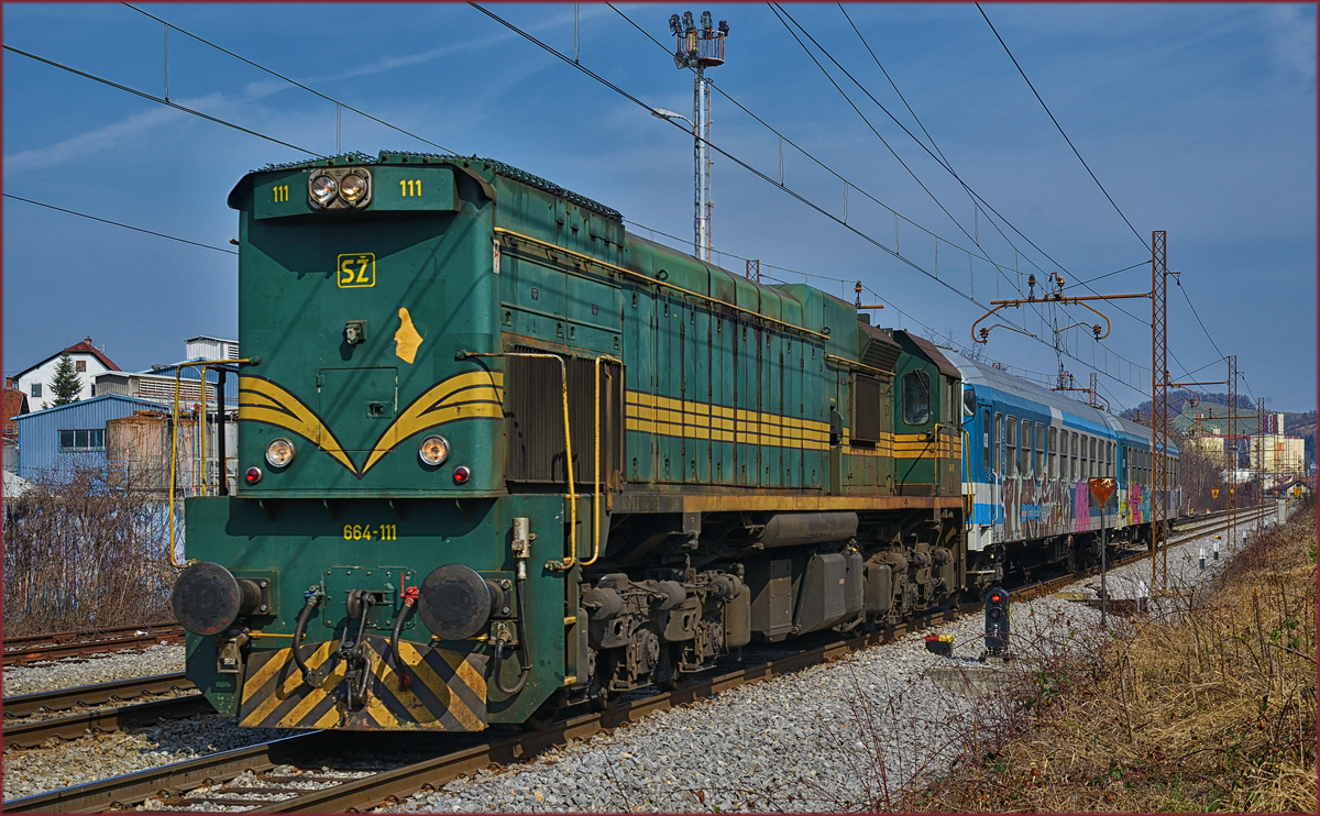 SŽ 664-111 zieht Personenzug durch Maribor-Tabor Richtung Ormož. /21.3.2017