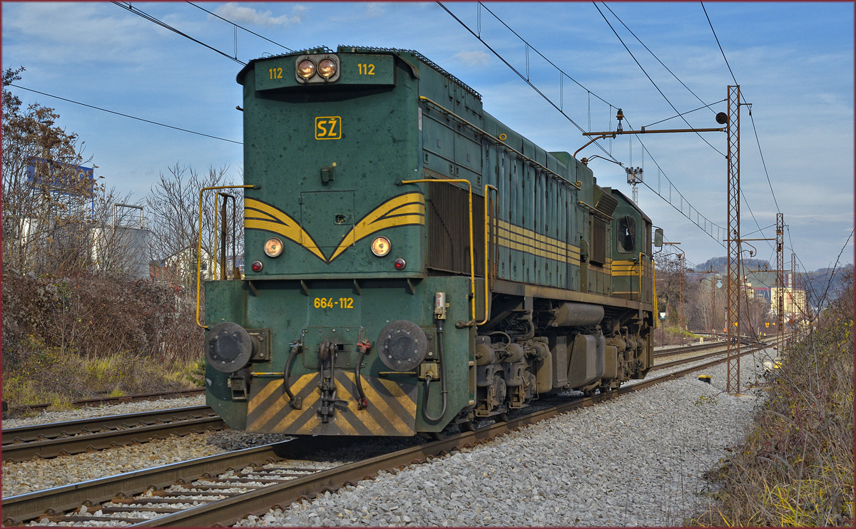 SŽ 664-112 fährt durch Maribor-Tabor Richtung Tezno VBF. /25.11.2017