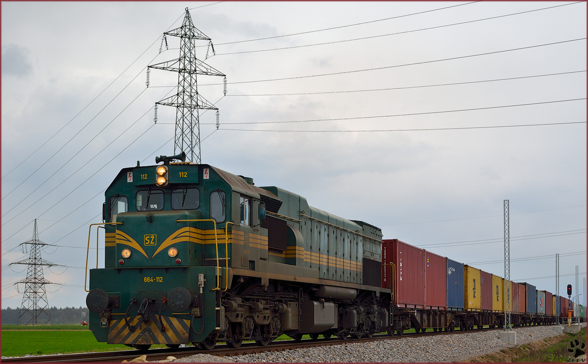 SŽ 664-112 zieht Containerzug durch Cirkovce Richtung Koper Hafen. /25.3.2014