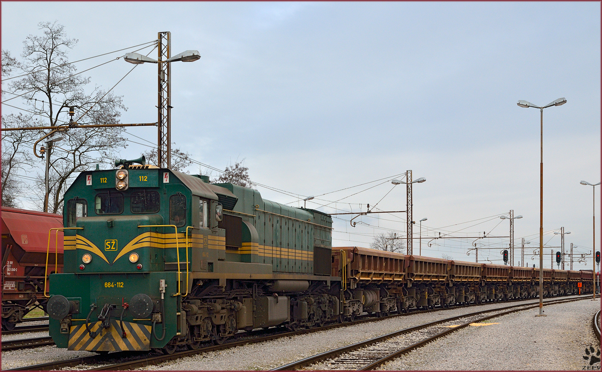 SŽ 664-112 zieht Güterzug auf Bahnhof Pragersko ein. /21.2.2014