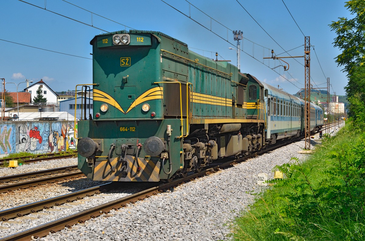 SŽ 664-112 zieht MV247 ‚Citadella‘ durch Maribor-Tabor Richtung Budapest. /8.8.2014