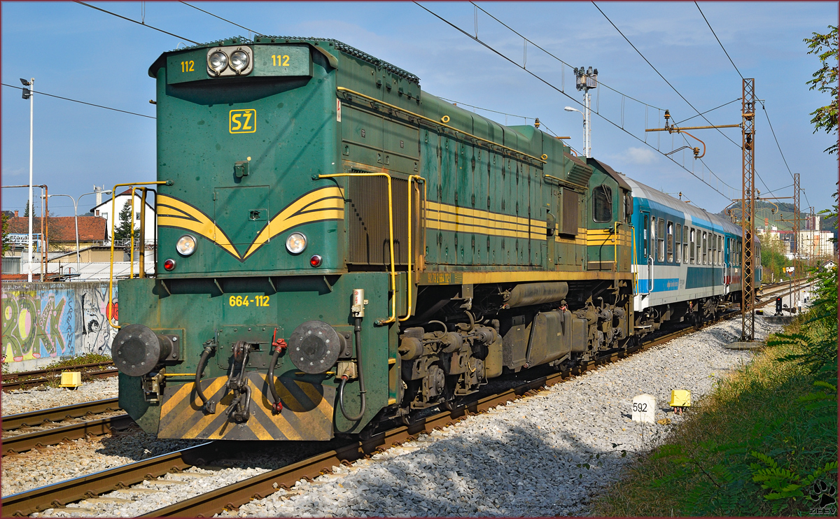 SŽ 664-112 zieht MV247 'Citadella' durch Maribor-Tabor Richtung Budapest. /21.10.2014
