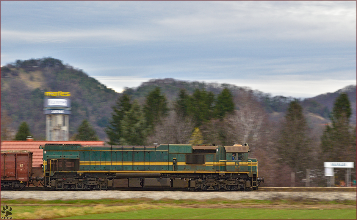 SŽ 664-113 zieht Güterzug durch Limbuš Richtung Tezno VBF. /22.12.2014