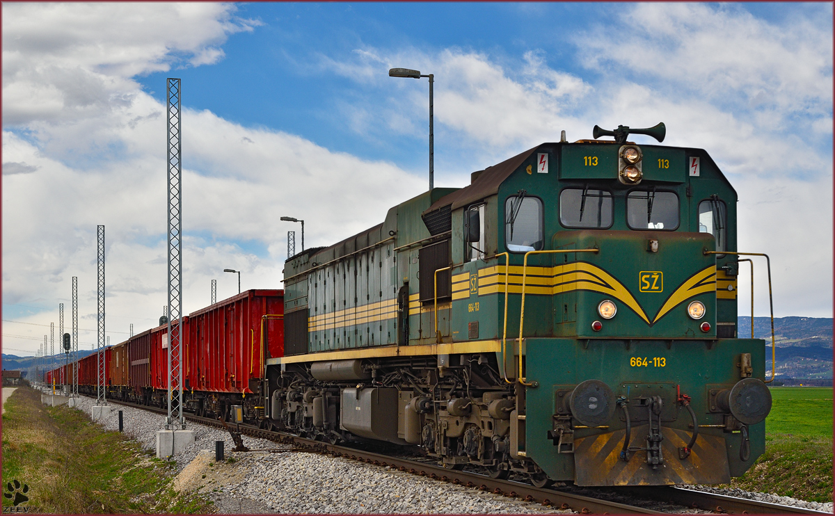 SŽ 664-113 zieht Güterzug durch Cirkovce-Polje Richtung Hodoš. /1.4.2015