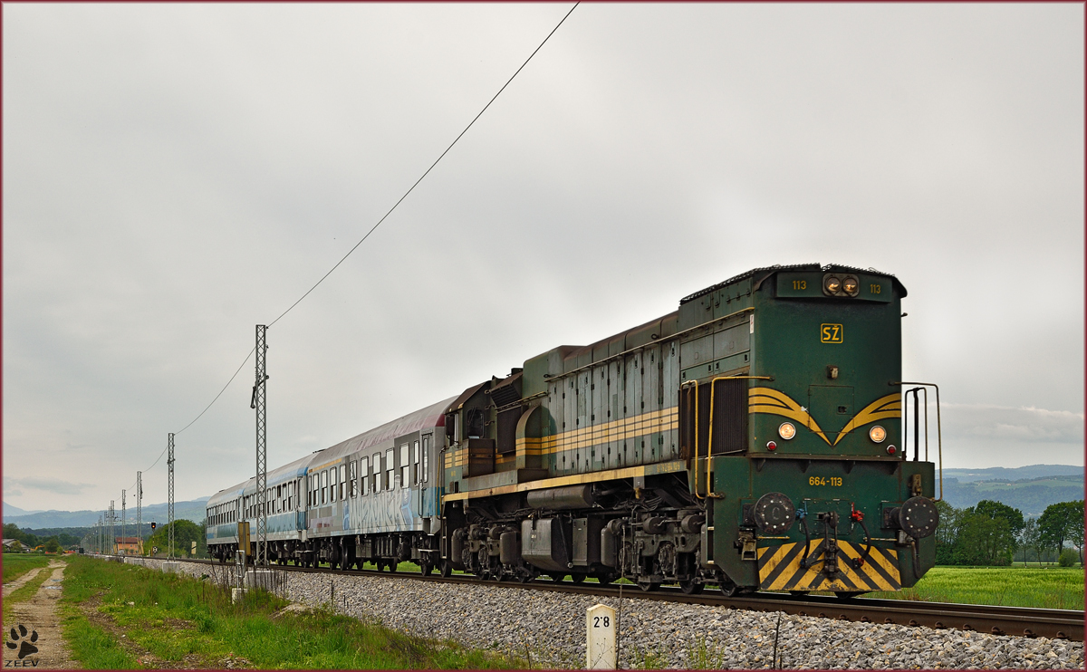 SŽ 664-113 zieht MV247 'Citadella' durch Šikole Richtung Budapest. /4.5.2015