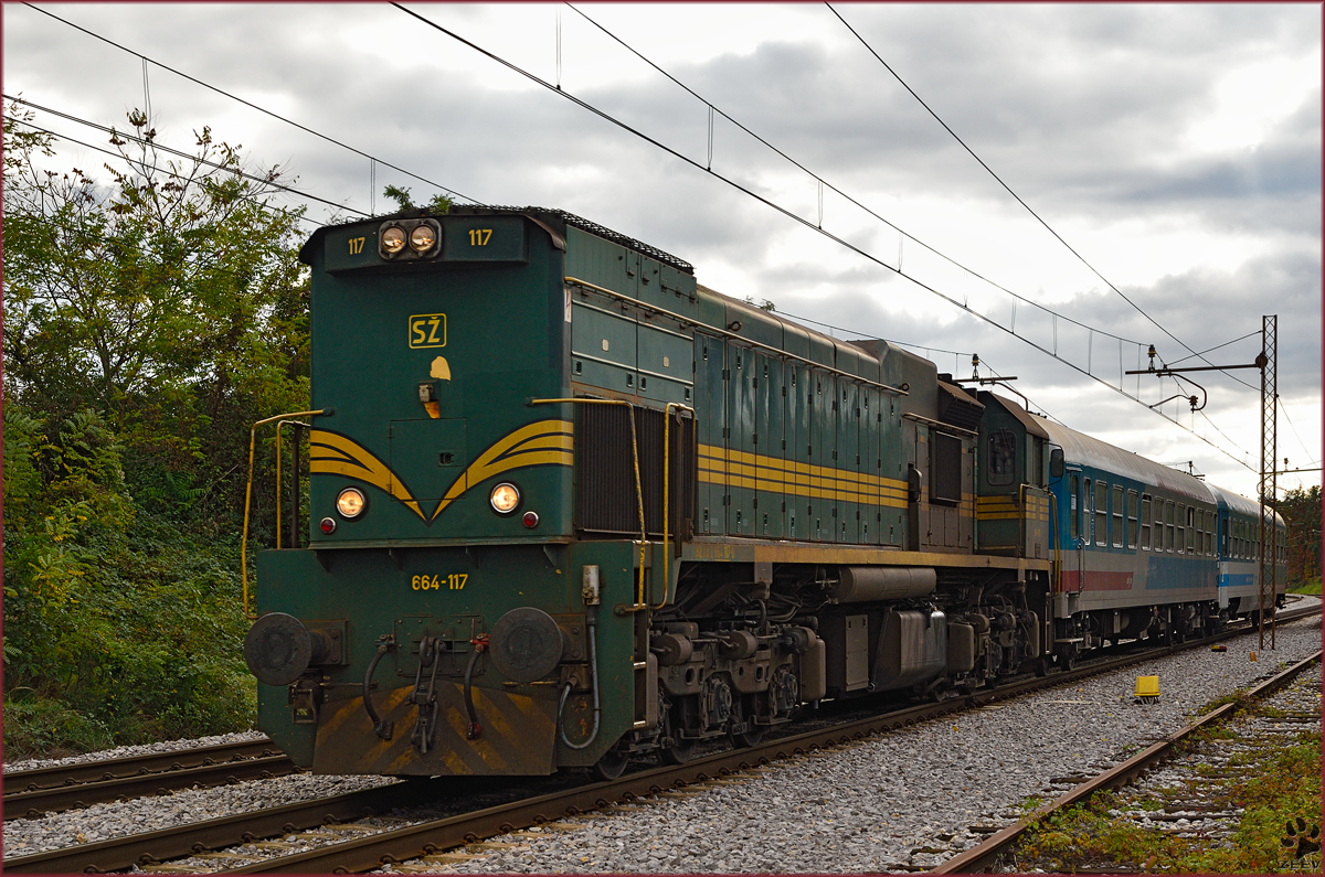 SŽ 664-117 zieht Personenzug durch Maribor-Tabor Richtung Maribor HBF. /20.10.2015