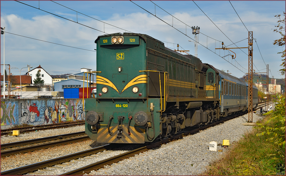 SŽ 664-120 zieht MV247 'Citadella' durch Maribor-Tabor Richtung Budapest. /11.11.2014