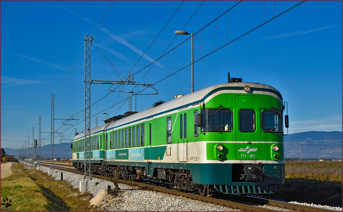 SŽ 711-001 fährt durch Cirkovce-Polje Richtung Murska Sobota. /9.11.2015