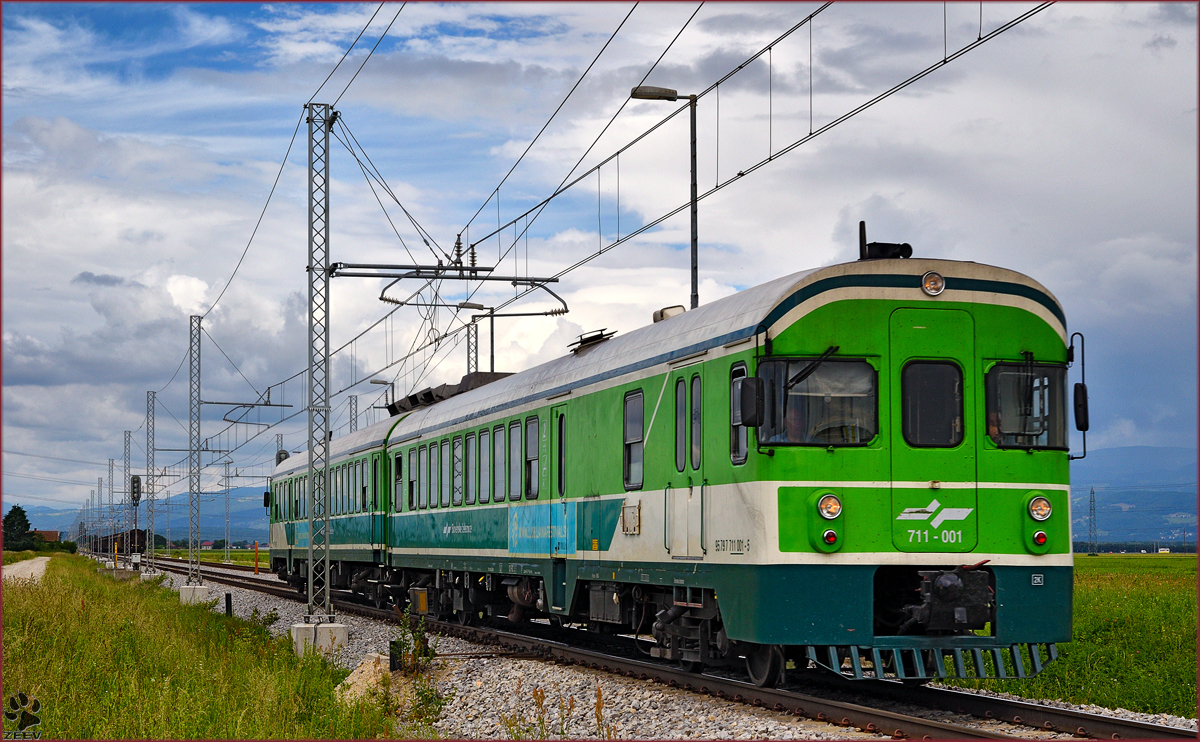 SŽ 711-001 fährt durch Cirkovce-Polje Richtung Murska Sobota. /2.6.2016