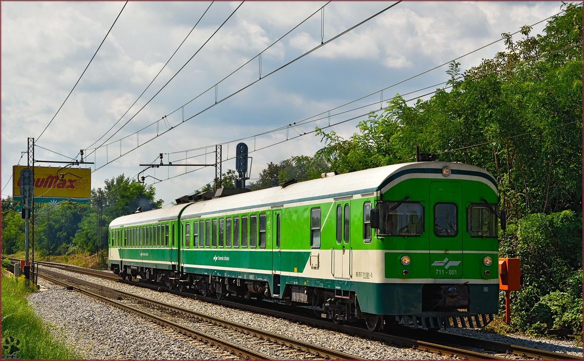 SŽ 711-001 fährt durch Maribor-Tabor Richtung Maribor HBF. /8.8.2014