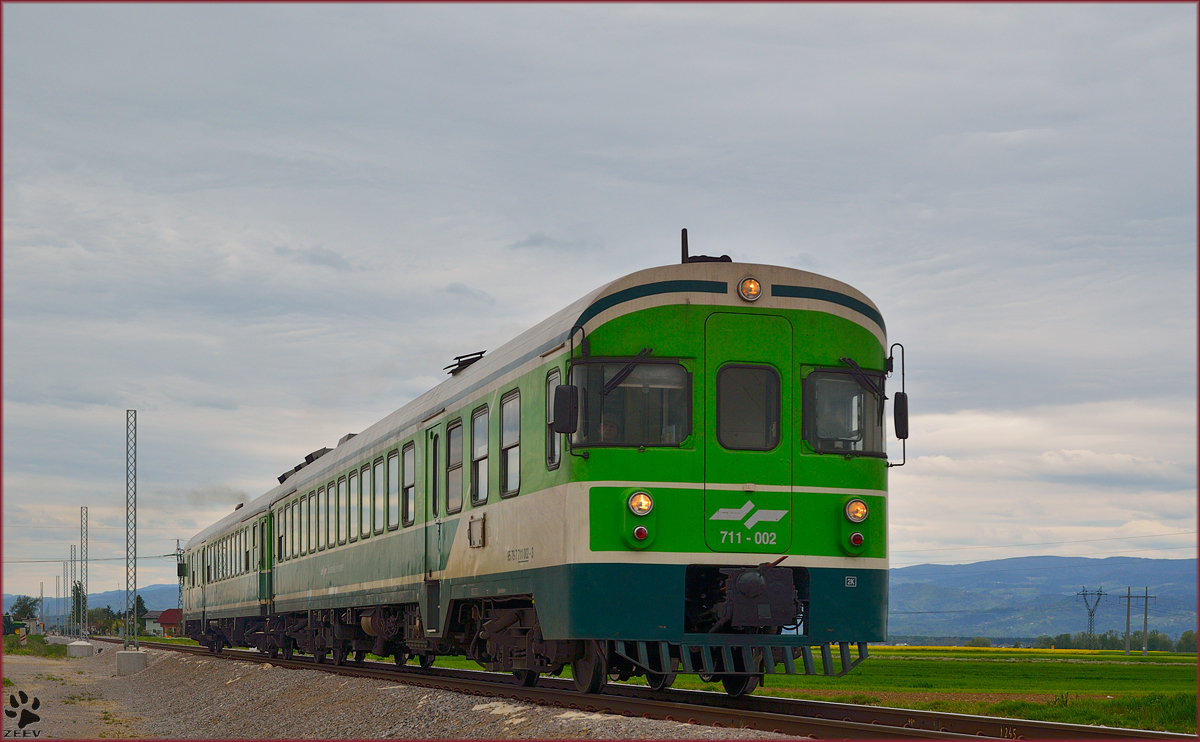 SŽ 711-002 fährt durch Cirkovce Richtung Murska Sobota. /17.4.2014