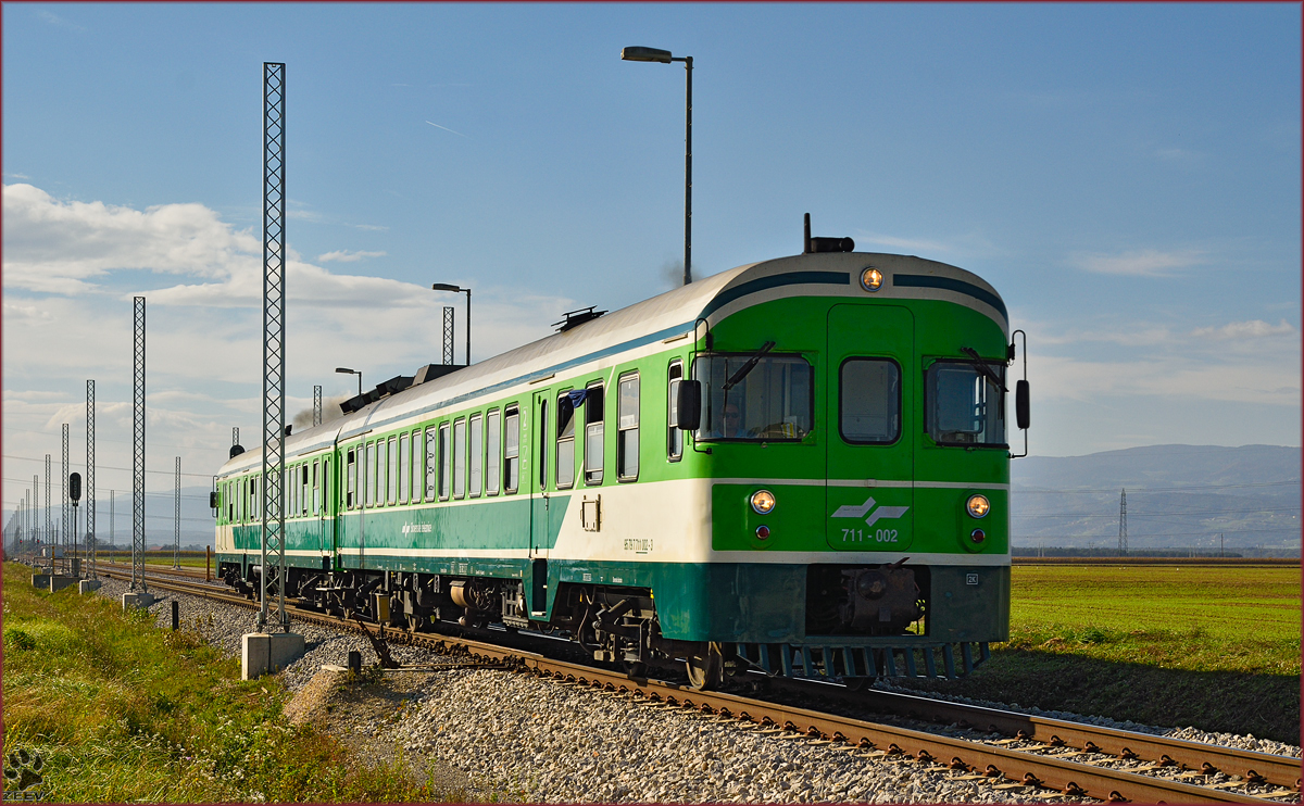 SŽ 711-002 fährt durch Cirkovce-Polje Richtung Murska Sobota. /10.10.2014