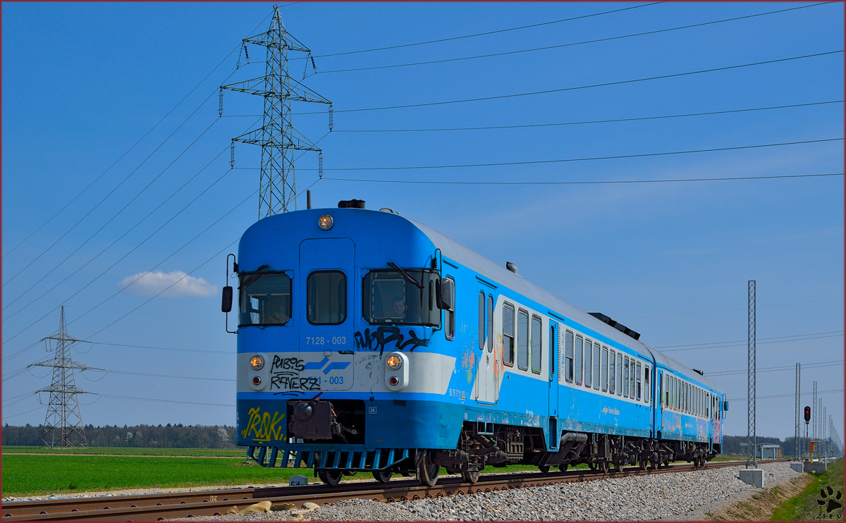 SŽ 711-003 fährt durch Cirkovce Richtung Pragersko. /28.3.2014