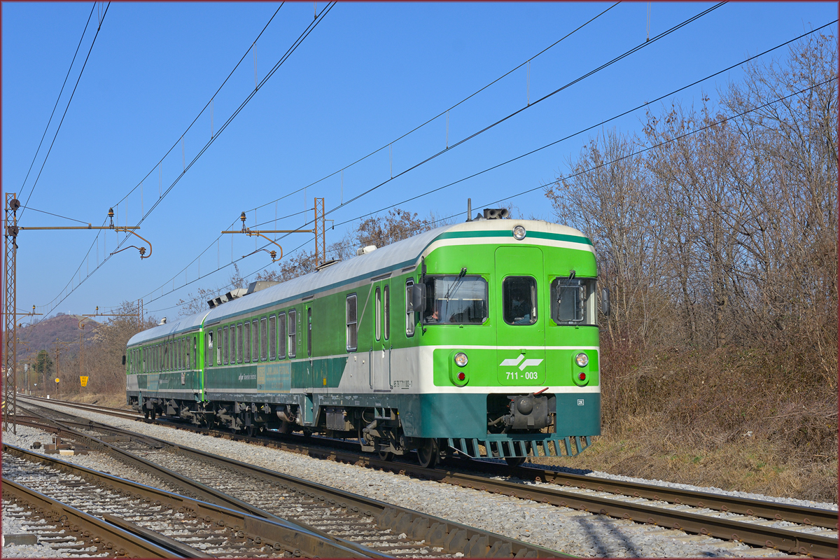 SŽ 711-003 fährt durch Maribor-Tabor Richtung Murska Sobota. /1.3.2021