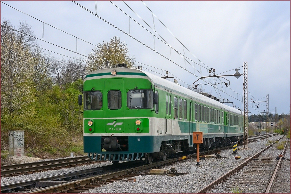 SŽ 711-003 fährt durch Maribor-Tabor Richtung Maribor HBF. /14.4.2021