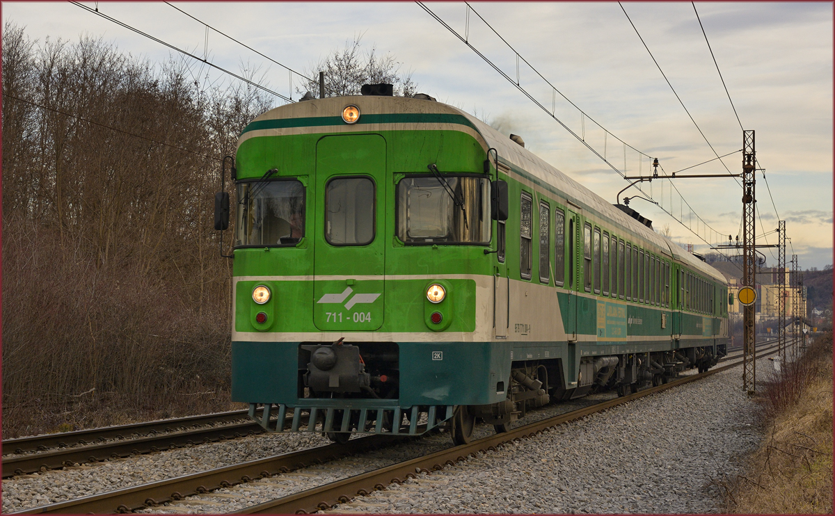 SŽ 711-004 fährt durch Maribor-Tabor Richtung Murska Sobota. /31.1.2020