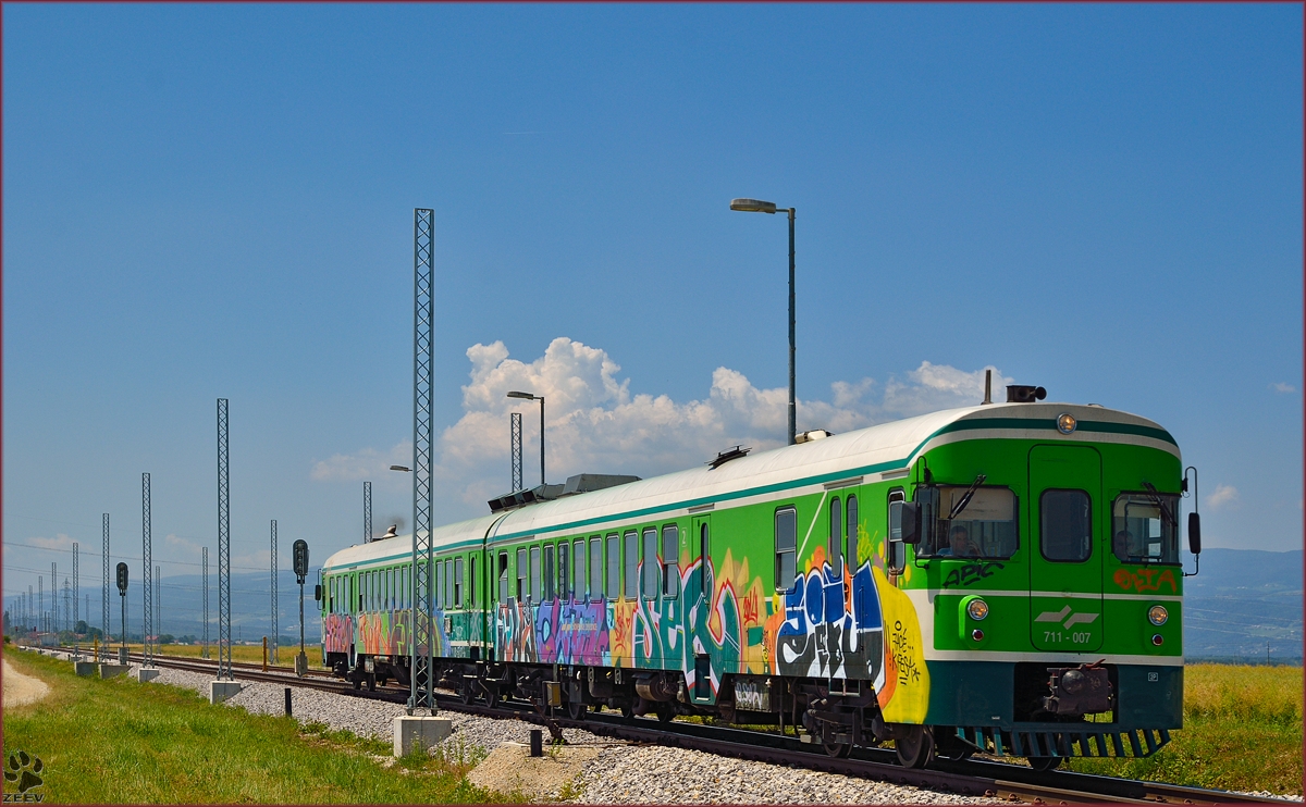 SŽ 711-007 fährt durch Cirkovce-Polje Richtung Murska Sobota. /10.6.2014