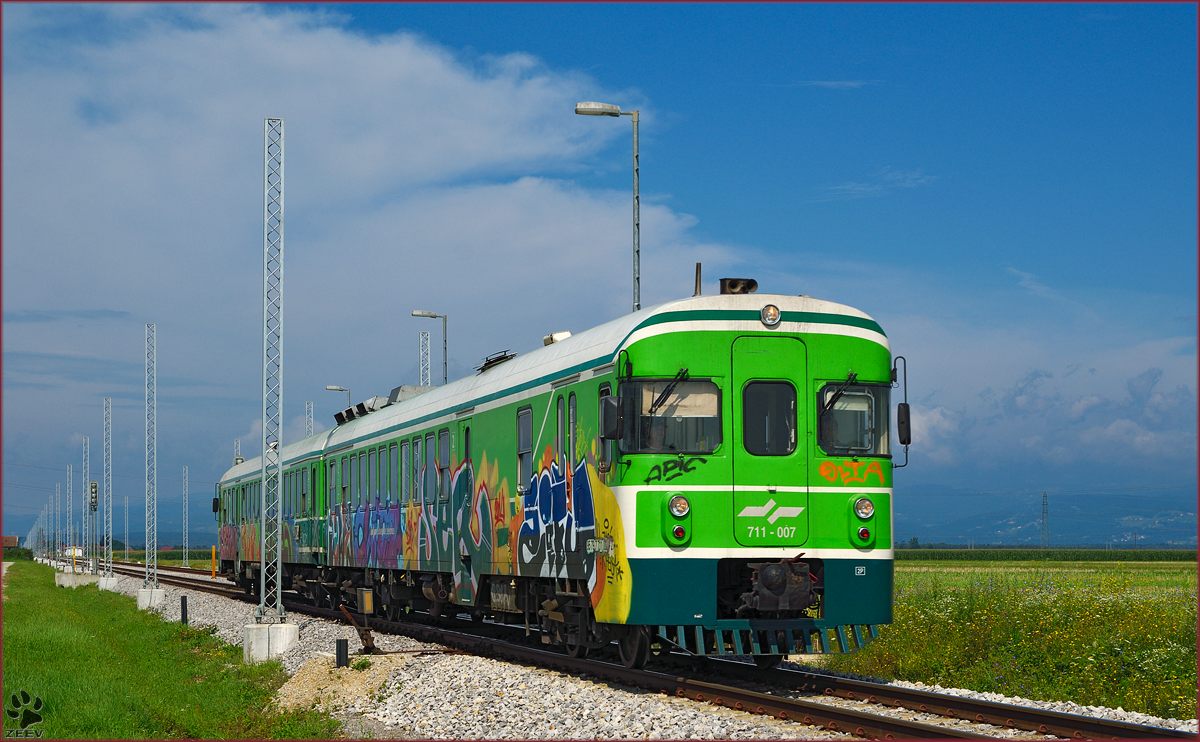 SŽ 711-007 fährt durch Cirkovce-Polje Richtung Murska Sobota. /29.7.2014