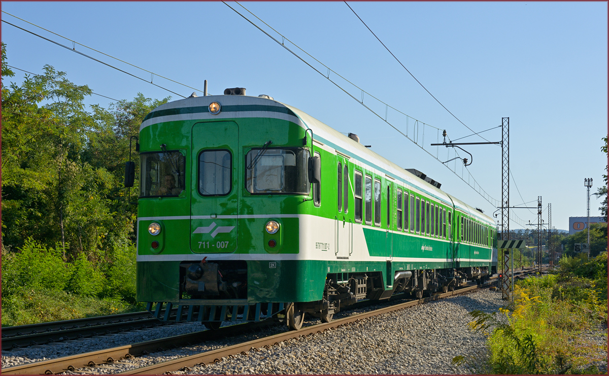 SŽ 711-007 fährt durch Maribor-Tabor Richtung Maribor HBF. /5.9.2019