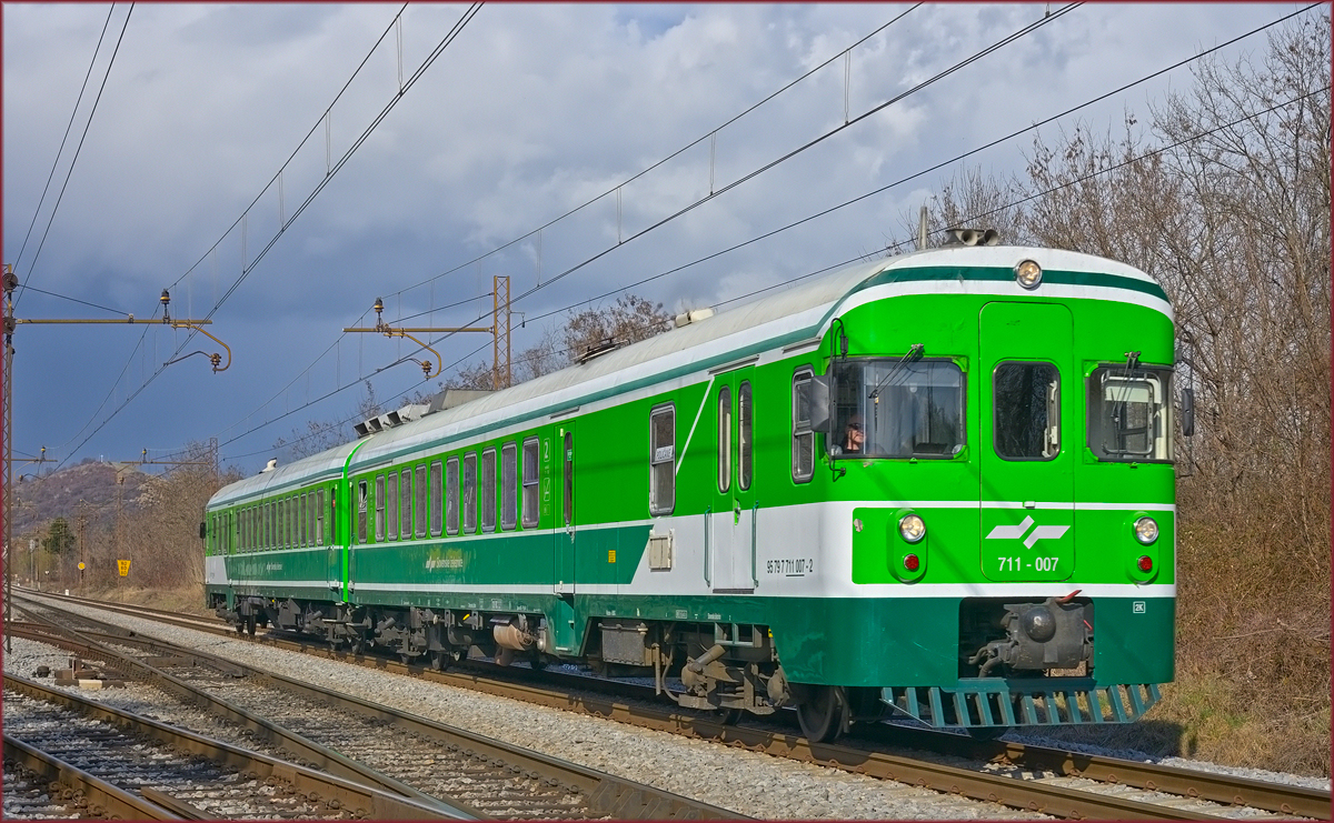SŽ 711-007 fährt durch Maribor-Tabor Richtung Poljčane. /18.3.2021