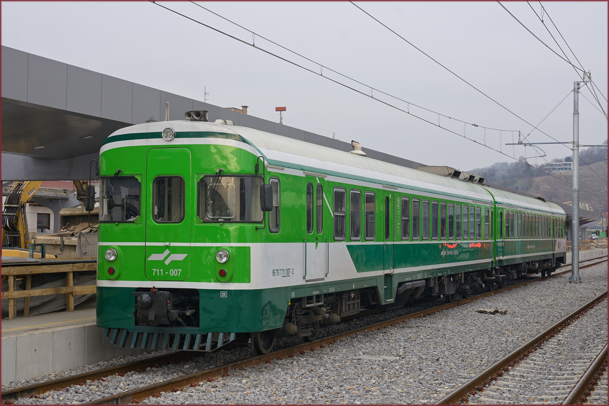 SŽ 711-007 stand auf Maribor HBF. /5.12.2019