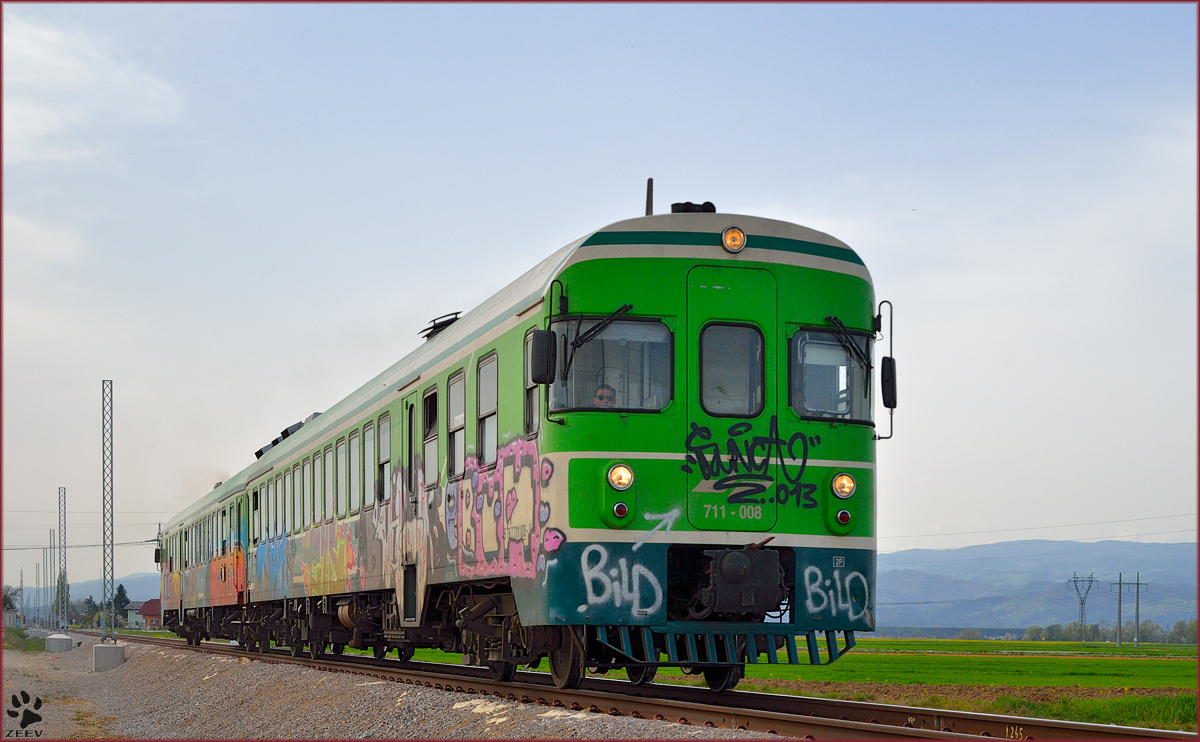 SŽ 711-008 fährt durch Cirkovce Richtung Murska Sobota. /4.4.2014