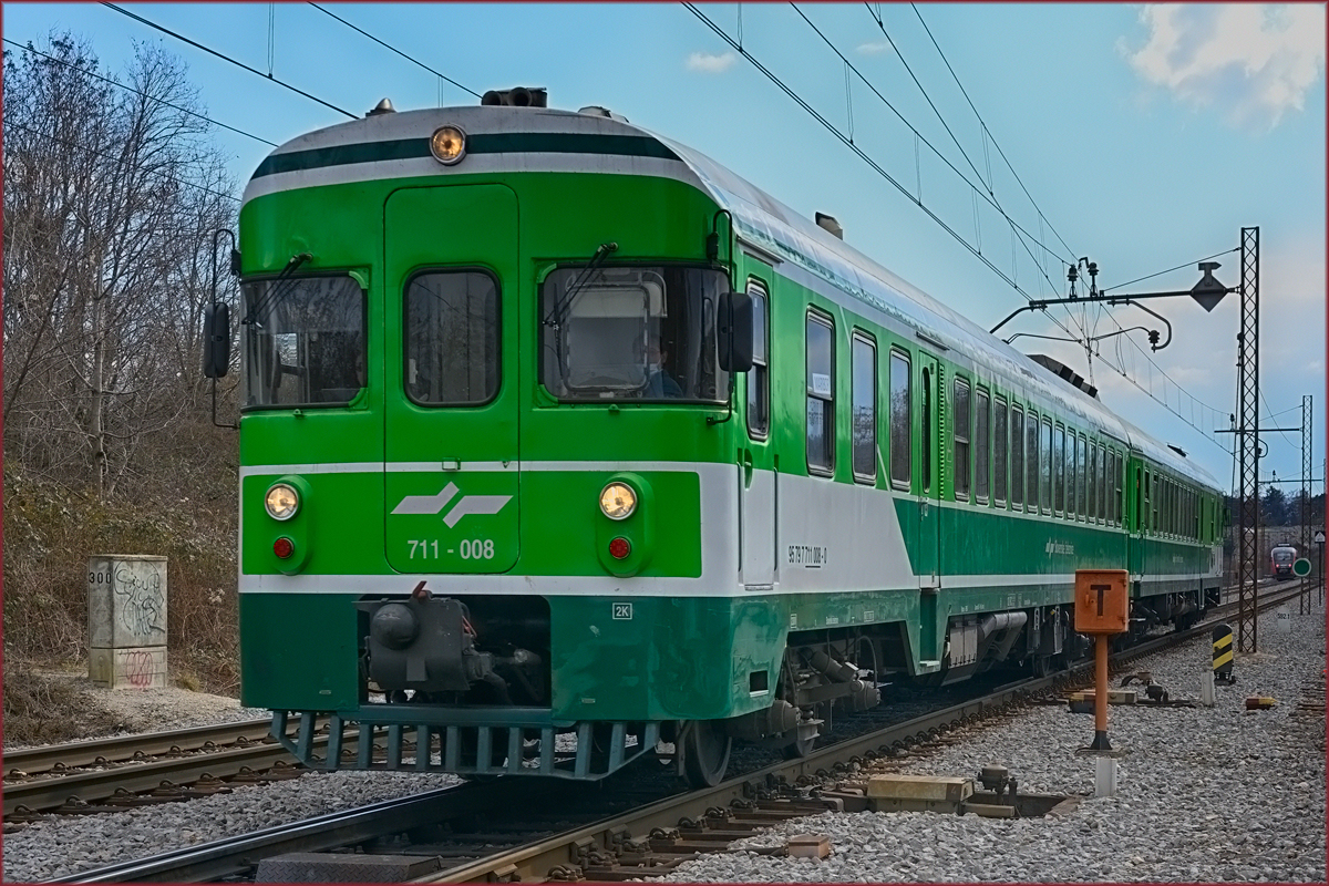 SŽ 711-008 fährt durch Maribor-Tabor Richtung Maribor HBF. /18.3.2021
