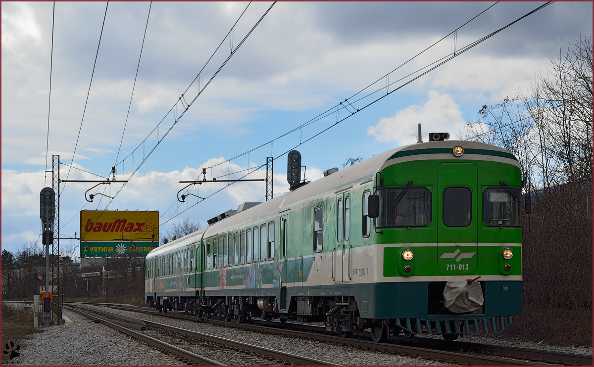 SŽ 711-013 fährt durch Maribor-Tabor Richtung Maribor Hauptbahnhof. /28.2.2014