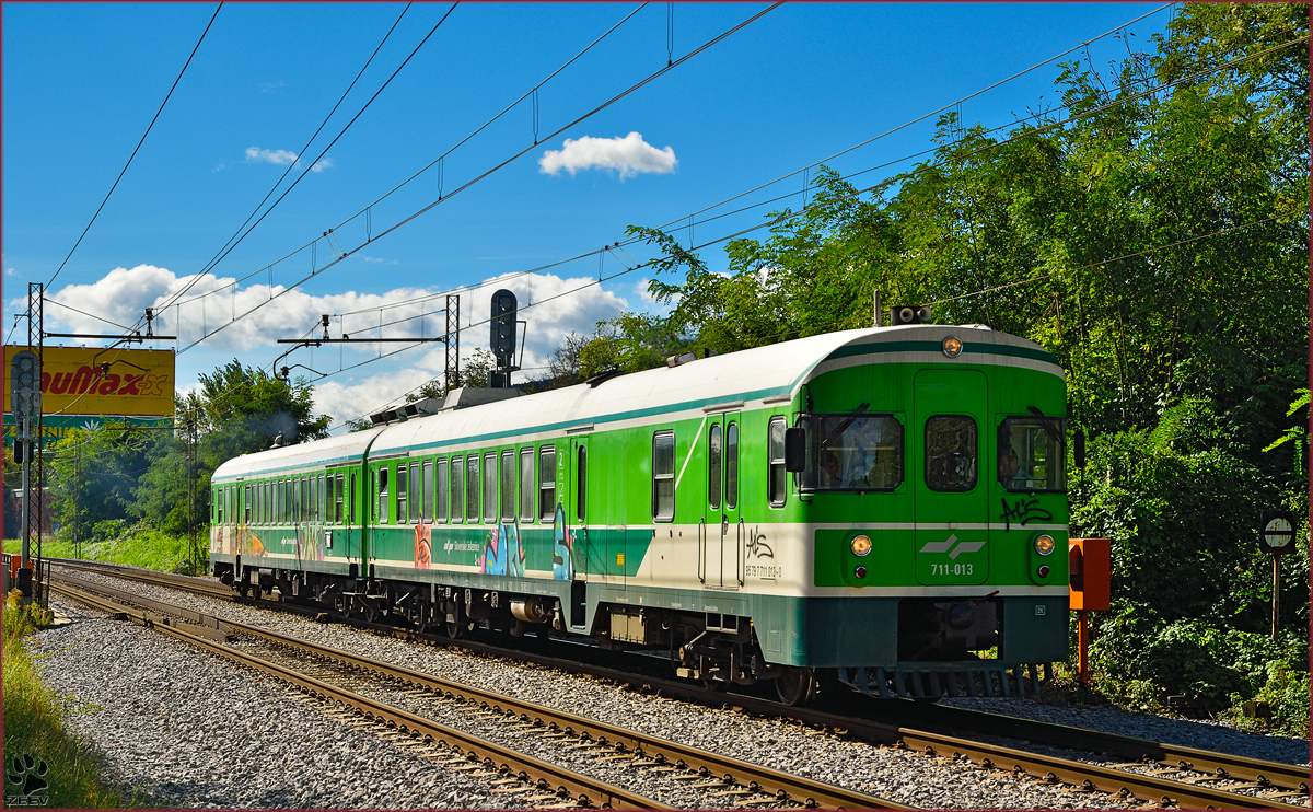 SŽ 711-013 fährt durch Maribor-Tabor Richtung Maribor HBF. /23.9.2014