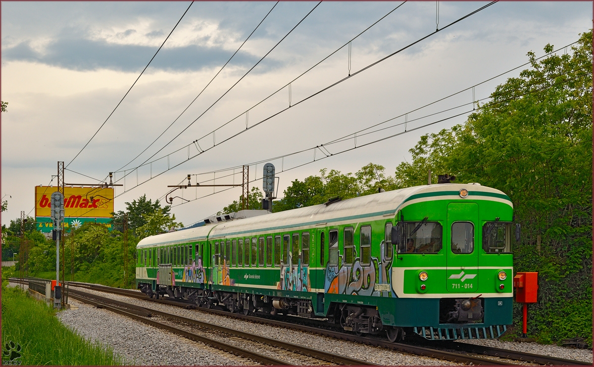 SŽ 711-014 fährt durch Maribor-Tabor Richtung Maribor Hauptbahnhof. /7.5.2014