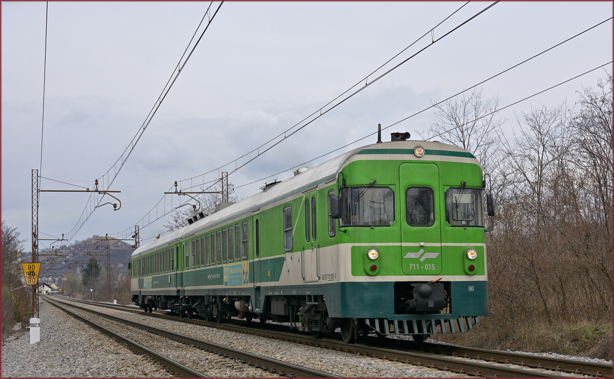 SŽ 711-015 fährt durch Maribor-Tabor Richtung Murska Sobota. /19.3.2019