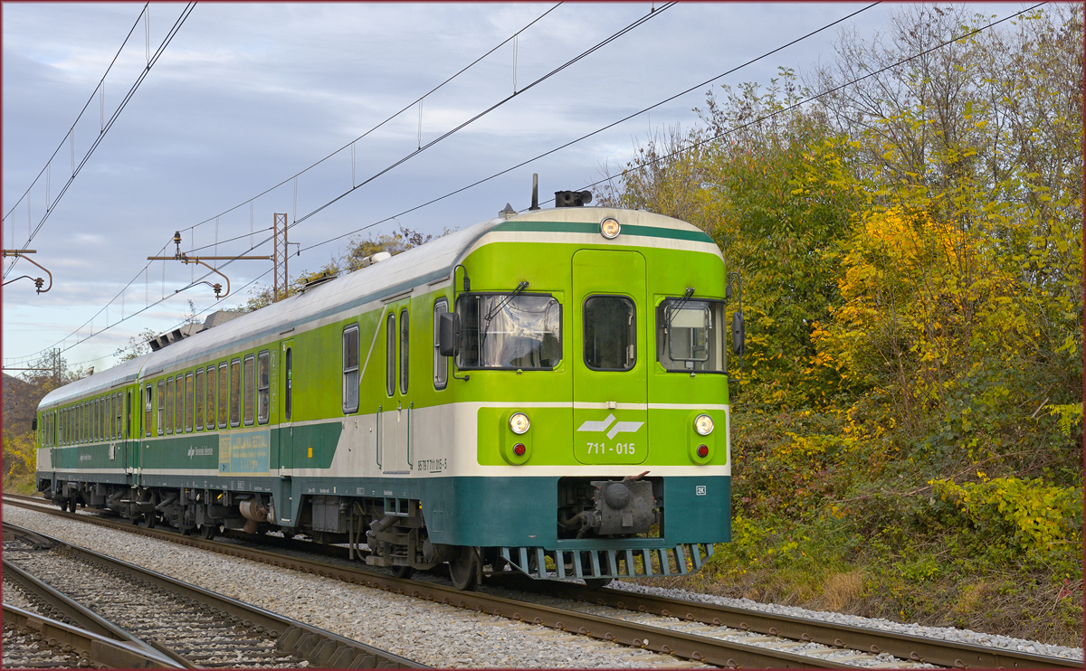 SŽ 711-015 fährt durch Maribor-Tabor Richtung Murska Sobota. /5.11.2020