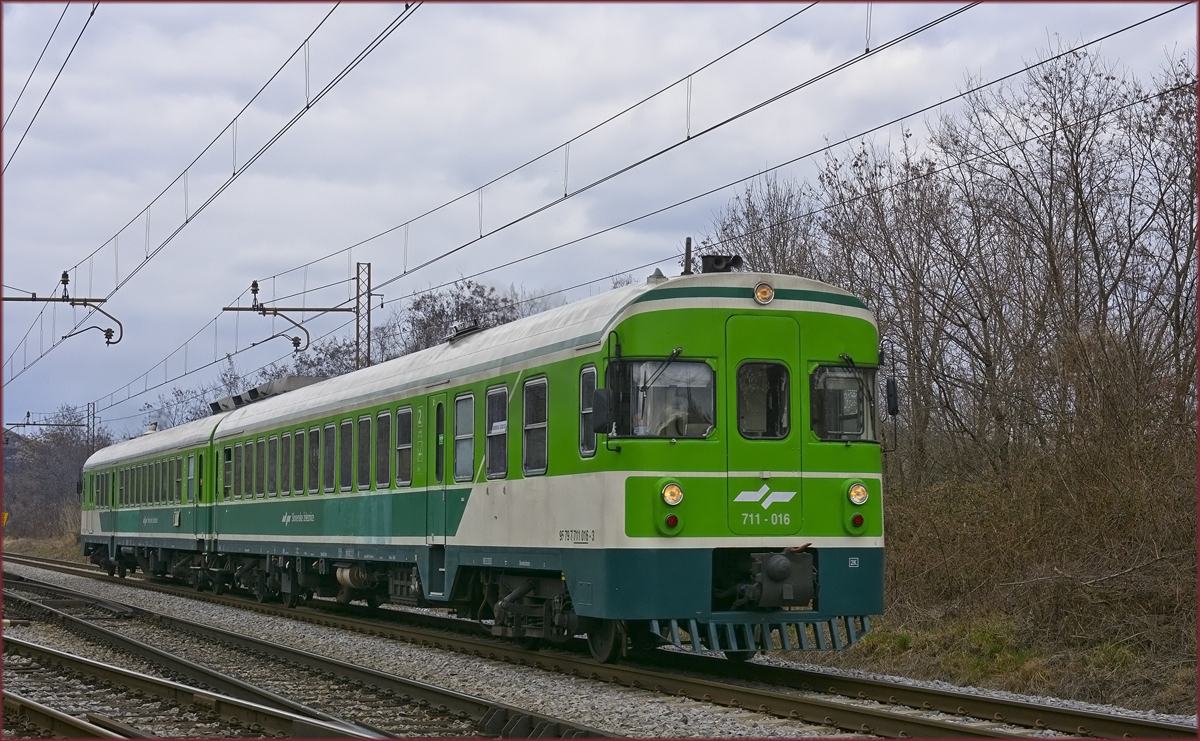 SŽ 711-015 fährt durch Maribor-Tabor Richtung Murska Sobota. /23.3.2021