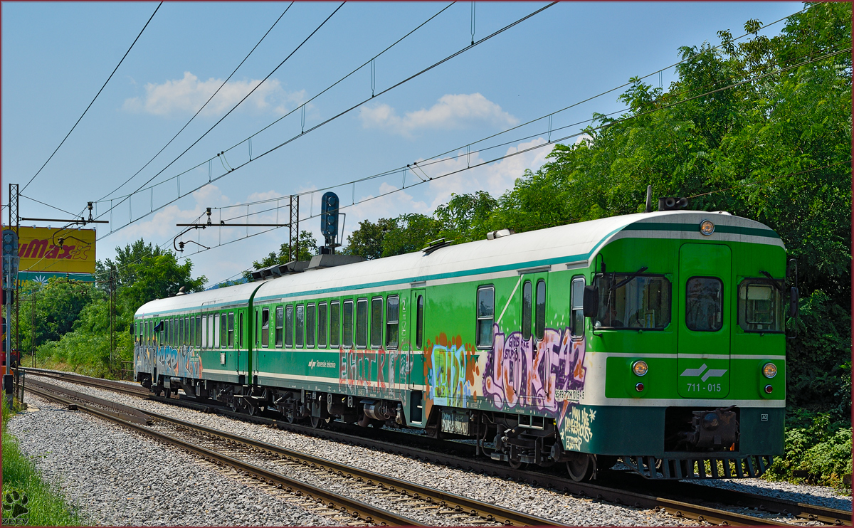 SŽ 711-015 fährt durch Maribor-Tabor Richtung Maribor HBF. /18.7.2014
