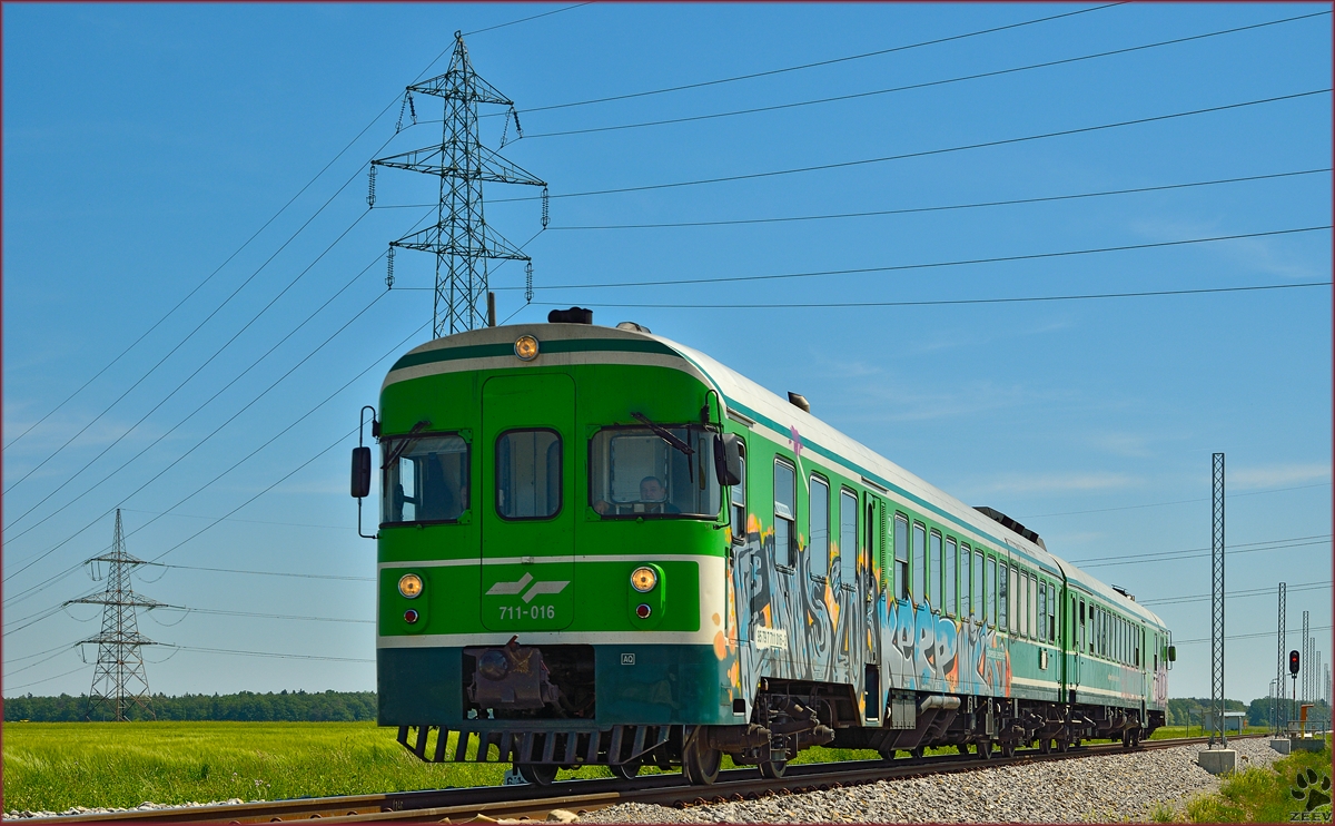 SŽ 711-016 fährt durch Cirkovce Richtung Maribor. /6.5.2014