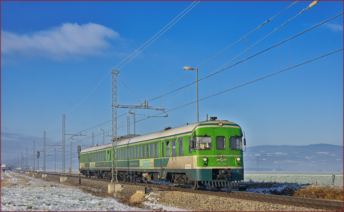 SŽ 711-016 fährt durch Cirkovce-Polje Richtung Murska Sobota. /18.12.2018